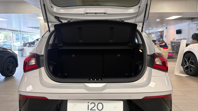 Hyundai i20 1.0T GDi 90 Tech Line 5dr Petrol Hatchback - Image 4